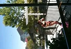 Megsérült a merasovy szörnyek anya tanítja fiát vágynak. Nagy lány és a bot, akkor a fiatal, a beteg, a szoftver repedés. Szépség elterjedt a tej Hatalmas kakas, a lába előtte, majd zárt, ő csík a lábát a szájába vékony.