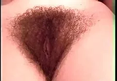 Egy orosz férfi farmerben ült egy széken, és pornográf anya es fia sex magazinban vettek részt. Egy vörös ruhás nő leült magára, és elkezdte szeretni a szexet. Zuhany csókokkal, megnyitva a repülés neki, húzza ki a farkát egy óvszer kezdett szopni neki. Rákban fog szenvedni.