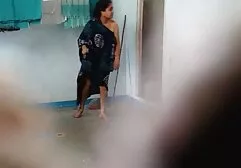 A fiú a pénz, anya fia szex video hogy a szégyen, ugratás a testével, maszturbáció. Aztán egy öntvényben péniszet mutat.