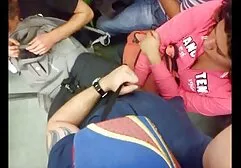 Séta anya és fia sex a város szintjén, egy orosz lány megy az egész testben, meghívta őt, hogy pihenjen a házban. Itt lány, fogd a kis melleket és egy nagy kést. Néhány után behatol egy fiatal kurva sapkájába. Nem, egy kurva csak kutyákban fordul elő.