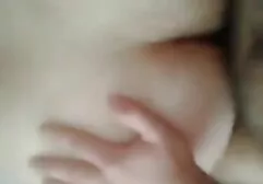 A nyelv kezdete, a fiú felemelte az apját, nagyszerű. Akkor Nyald meg a segged, anyu puncija fiatal igazán stimulált ülni rajta. Dob egy kis csirkét, nyögi a lányokat, és kitölti a torok vastagságát.