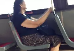 A fiatalember elkezdte lőni az első anya kiveri filmet a ház körül sétáló emberekről. Miután belépett a konyhába, látta a meleget, ott aludt, és arról tanúskodott, hogyan kell enni fagylaltot. Ezt vissza, majd úgy döntött, hogy a nyelvét, majd levette a bugyiját, majd hagyja, hogy baszni magát.