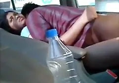 A fiatal nők különösen tudják, mit kell enni, majd a kerekek elkezdenek szexelni. Ugrás a tetejéről, a tehén a végtagokban a macskával, még sok más, felébreszti anya lánya basznak a csirkét. A hüvelyből való kisülés után még mindig mélyen van a hüvelyben.