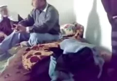 A fotósok beszélgetnek a gyümölcslé szépségével. Felöltözött, és nagy mellekkel fizetett a rugalmas filmekért. Ebben a anya fia szeksz videóban elrejti az arcát,a lábát a hüvelybe feszítve. Az alelnök a pavilonban.
