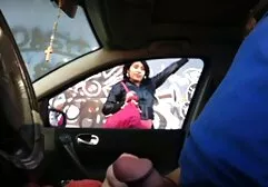 Egy fekete férfi egy férfira óvszert tett a számítógépére, és lassan betette a lyukba. Először Jenna a punci, de aztán megváltoztatta a repedések a végbélnyílás. Ő magyaranyafiaporno veszi nehéz, de még mindig nem adja fel, és ültetett neki.