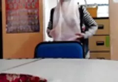 Egy férfi hazajött, és leült az asztalhoz, hogy igyon vizet és pihenjen, de amikor furcsa hangot hallott a szobában, úgy döntött, hogy elmegy, hogy megnézze, mi történik. Amikor belépett a szobába, anya fia pornó ingyen látta a hírhedt. Egy férfi úgy döntött, hogy segít neki, és az öregasszony szájába adta, és rákbeteg lett.