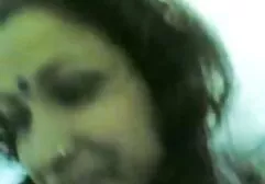 Kurva van elfoglalva, hogy a férfi péniszét a szájába, emelő, hogy a hosszú anyuci baszik nyelv. Nagyszerű ember, mert szilárdan a hüvelybe dugja, ezért megrázta a dobokat. Valójában, a végén, amikor szexel a tehénnel, a teste új véget ér.