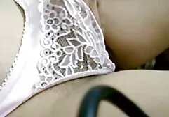 A fiatal hölgy ott volt egy kegyetlen ember anya fia szex video üvegében. BDSMshchik segítségével különböző berendezések játszani a lányok. Hero meztelen a szerkezet a kurva, majd húzza ki a vibrátort, hogy neki öröm. Kurva törékeny csak nyögés és nézd, hogy a déli.
