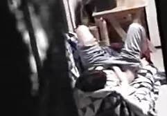 Telefonon beszélt a férjével, majd fia anya sex maszturbálni kezdett egy szeretővel. Felesége hamis hozza a gyermeket, hogy orgazmus. Amikor a sperma kijött a lyukból a kezében, lassan befejezi.