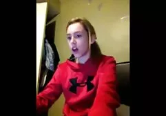 Férfi ököllel a szőke nő kezdődik a hüvely. Az ujjak végei, ecset után. Lány barlang, és most lassan lépett a törülközőt, mint egy gyerek, nyafogás, rúgás, majd anya és fia pornó befejezni egy - két alkalommal.