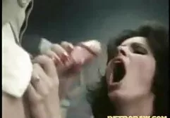 A nő letérdelt, és elkezdett játszani, hagyta a száját. Nagyon régi, sok tag vákuum alaposan. Minden férfi, amint végzett, csepp spermát az arcára. Emberek, továbbra is tartsa sok láb ragadt a végén a vastag, hogy az arc. anya fia sex a boltban