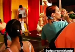 Fiatal, aranyos, még a férfiak is szivattyúznak, hogy meghívjanak egy nagyon kövér nőt, aki anya fia sze melleket lóg. Egy nő elkezdett egy szopást. Aztán Freddie elkezdett baszni, valami nagy étkezés a nap hétfő elhízott emberek.