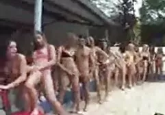 Sovány lány bájos, szexi, ül a kanapén, megható, nem. Ráült és elkezdett mérges lenni. Dörzsölje a bútorokat csaladi porno videok a mellkas pompájában. Aztán kivette a péniszét egy kicsit. Leültem és ugrottam.