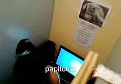 Vonzó fogott a göndör hajú férfi úgy döntött, hogy egy merész lépés: szépség egy lány ül a tetején a déli tagok, sőt zár, Kis anya leszopot Mellek. Kabát pattogó pénisz vár cum!