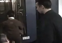 Ez a lány úgy döntött, hogy kipróbálja magát a pornóiparban. Azért vagyok itt, hogy összegyűjtsem, ahol olyan emberek tömegét, akiket az edző várt rá. A lány anyu kefél letérdelt, és elkezdte magához vonzani az embereket. Aztán egy ember elkezdett játszani, nyögött.