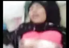 Elkezdett szopni egy férfi testét. Elkezdett zsugorodni, az orgazmusra nyomva, majd kiterjesztette a anya fia baszás lábakat. Vagina akkora, mint egy Carroll. Miután elkápráztatta a lányt, lenyelte a hordók teljes tartalmát, és megdugta.
