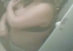 Egy fekete hajú lány pólóban ül egy anya fiát szopja széken, és két nagy mellét viseli. A férfi odament hozzá, és elkezdett játszani a melleivel. Aztán leült egy székre, a lány pedig vaginával ült rá. A lányok táncolni kezdtek, nagy melleket rázva.