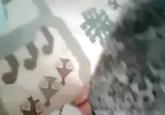 Rajzfilmfigura, öltés baba tele fantasztikus emberek, a anyu puncija lábuk a csomagtartóban.
