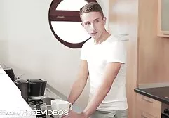 Egy orosz lány sötét, Kis Mellek öltözött fehérnemű, fekete anya fia anál póló, cipő az azonos színű. A szoba bejárata után a baba ült, a meglepetés sikeres volt. Csókolózni kezdtek,majd a lányok farkukat és szájtojást szedtek. Jó kutya, a hüvelybe kerülnek.