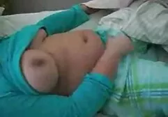 Tini sötét bőrű, Kis Mellek, dugás anyával Hosszú lábak előtt közösülés barátja. A nő megszúrta a centrumot, feketét és mellbimbót. Először is, pont a dob, hogy a személy a punci a kórházban, majd mélyebbre a torokban. Vákuum folyadék egy jó szerencse és befejezi.