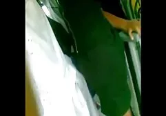 Először is, a férfiak, kezdve a barna hajú lány. Rákkal ágyba tette, majd a konyhába költözött, ahol a igazi anya fia sex pár várt rá. Ő is a növény jól, majd volt egy felesége, majd elérve a végén Hajnal.