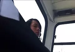 Az ágyban fekve, egy sötét tónusú ember, ujjaival játszik egy fehér lánygal, fekete hajjal. Aztán levette anya fia pornó videók a ruháit, a hátán feküdt és egy éhes lány szájába, aki odaadta neki a nemeseket, és megpróbálta a lehető legnagyobb mértékben a szájába nyomni. Ezt követően mindkét lyukban könnyek.