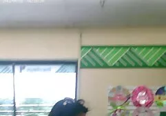 A bőr alatt a kutya elkezd szopni szeretője Arab barátai, ez a kurva hozza az egyik barátja, mint egy tag a szájába. Miután elolvasta ezt a nyelvet, aranyos kis első vicces manisی és az életét. a szuka csak a mellkasába teszi az embert, és választhat. anya fia szexvideo