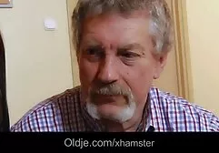 Boszorkány, báj, göndör, fiatal, fekete haj, jött, hogy masszírozza anya szopja fiát a fekete ember. A kanapéra tette. Kötszer. És elkezdett masszírozni. Aztán bemegy a hüvelybe. Akkor vedd el.