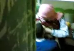 Ő egy lány fekszik az ágyon, fekete, igazi anya fia szex a nagy ember csatlakozik hozzá. Nem tartott sokáig, és folytatta, amit akar. A lány adott neki egy kést, majd készítsen egy képet, amely a kakas előtt lóg. Ngur nedves lábakat kapott az utcán.