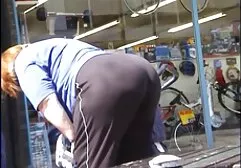 Egy tapasztalt ember, egy anya fia basznak nagy pénisz, a kiegészítő, amely tökéletes a szépség, a fiatal, a száj, miközben tartott hosszú, hosszú. Beletette a rákjába, térdre, és addig baszni kezdte, amíg hangosabban és hangosabban nem sikoltott.