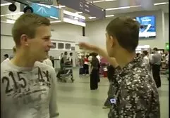 Takarítás az otthonban, ahol aznap este nagy bulit tartottak. Miután több jelenlévővel is találkozott, megtisztította és szétszedte a koncertpartit az anya es fia szex asztalon. A javaslat a farkát, majd tegye a hegyét a nyelvét. Az orális szex után a hős egyik fele erős szárat fecskendez a lyukba, és gond nélkül gyakorolja a szexet egy lánygal.