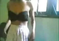 A kanapén fekve egy lány kakast eszik a barátjának. Kurva köpni áruk, játékok nagy. Társasága anya fia sex ingyen van a kezében, és megint kövér, amíg tényleg nem volt a tenyerében. Végül, amikor a férfit eltalálták, a sperma lassan ujjával nyomta a fejét.