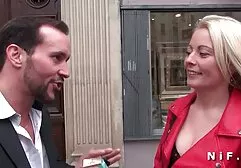 A két nyugtalan gyermek úgy döntött, hogy teljes mértékben és sikeresen elhagyja őket. Rágógumival támadtak egymásra, enni-inni kezdtek. Két őrült anya es fia sex kutya panaszkodik, amikor nagyszerűen játszottak a ketrecben, örömmel sikoltoztak.